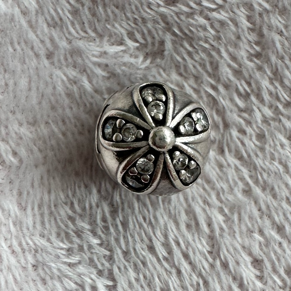 Authentic Pandora dazzling daisies clip charms